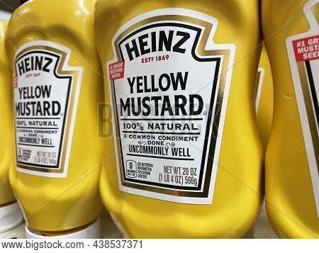 Augusta, Ga Usa - 17 01 21: Heinz Yellow Mustard Rows In A Grocery Store