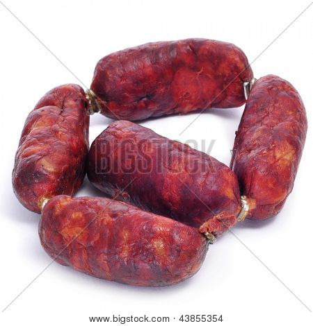 punainen espanjalainen chorizos valkoisella pohjalla