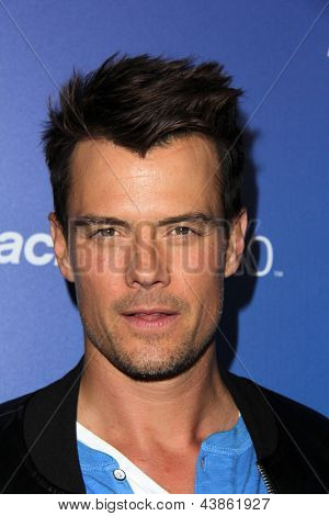 LOS ANGELES - MAR 20: Josh Duhamel ankommer til den amerikanske lancering af Blackberry Z10 Smartphone på den