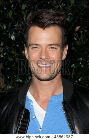 LOS ANGELES - MAR 20: Josh Duhamel ankommer til den amerikanske lancering af Blackberry Z10 Smartphone på den