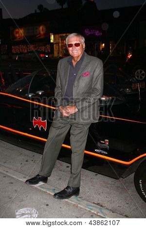 LOS ANGELES - MAR 21: Adam West posa con la Batmobile presso il lancio di linea prodotto Batman alla M