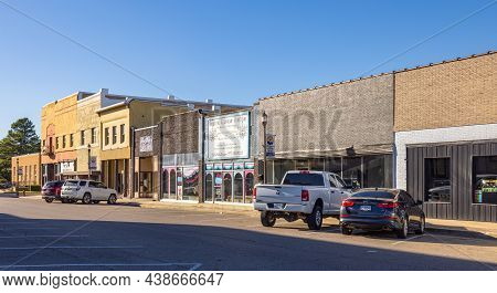 Kennett, Missouri, Usa - October 18, 2021: The Old Business District At Court Square