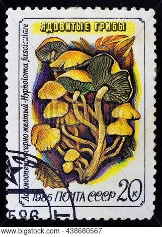 Ussr - Circa 1986: Postage Stamp 'hypholoma Fasciculare Or Sulphur Tuft Or Clustered Woodlover' Prin