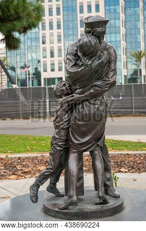 San Diego, California, Usa - October 4, 2021: Embarcadero Boardwalk. The Homecoming Statue In Green 
