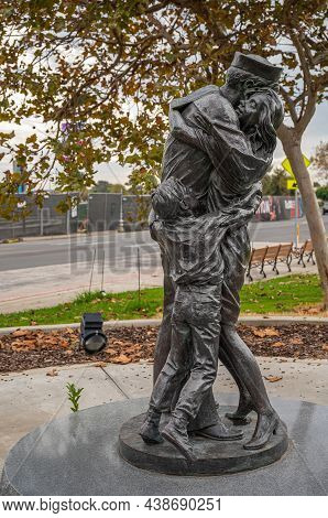 San Diego, California, Usa - October 4, 2021: Embarcadero Boardwalk. The Homecoming Statue In Green 