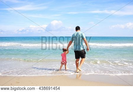 En La Playa Papá Con Su Hija