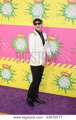 LOS ANGELES - MAR 23: Matt Bennett ankommer på Nickelodeons 26 årlige Kids' Choice Awards på den 