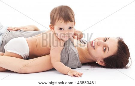 11 个月婴儿戏剧与她的母亲。在白色背景上的隔离。