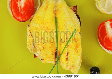 pikantní deska: pečené zlaté seafish filé se zeleninou a citrusy