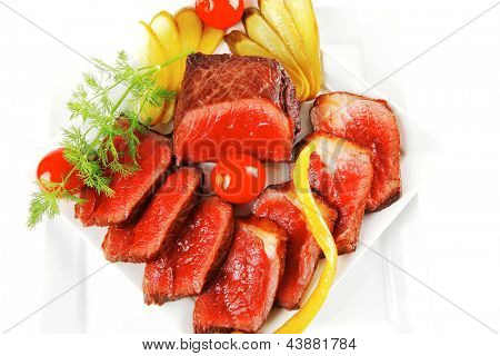 半生的牛肉肉与蔬菜在白板上
