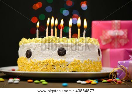 Happy birthday cake i prezenty, na czarnym tle