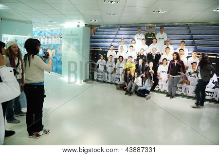 MADRID - 8 marts: Fans er fotograferet tæt på foto Real Madrid i Santiago Bernabeu stadion på Ma