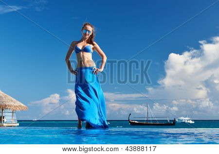 Frau in Rock am pool