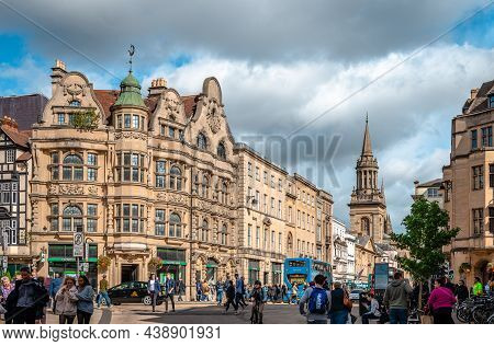 Oxford, Uk - September 21 2018: The Junction Of High Street, Queen St, St Aldates And Cornmarket Str