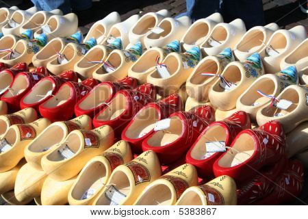 Clogs auf die traditionellen Käsemarkt in alkmaar