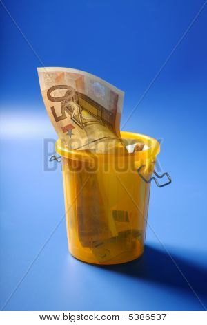 Nota de moneda de cincuenta euros en la basura