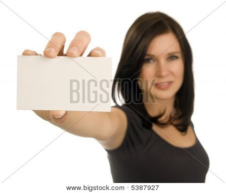 Jeune femme tenant une carte de visite carte