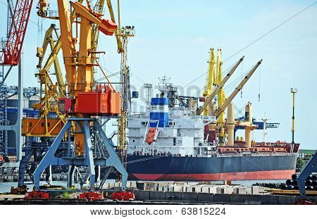 Bulk cargo ship under port crane