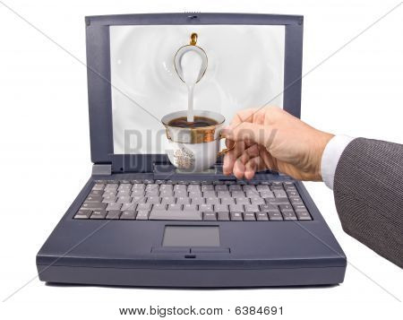 nalil mléko do čaje na notebook