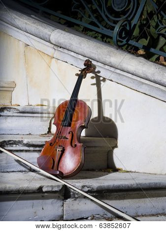 An old violin on autumn barok 
