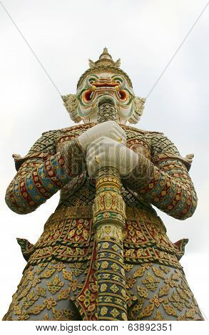 giant at the gate of war phra keaw,