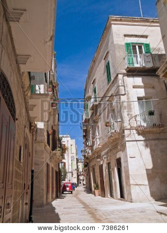 Callejón en el casco antiguo de Molfetta. Apulia.