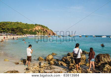 Pattaya, Thailand - January 1, 2015:  Tourists Playing At Beach, In Ko Lan ( Larn Island ) On Januar