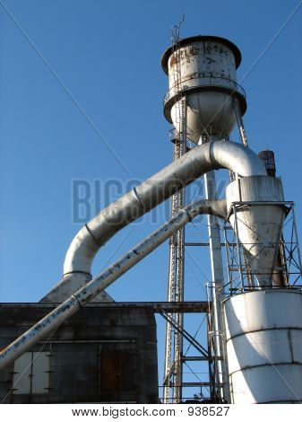 Gewerbehalle mit Wasserturm und Metallrohren