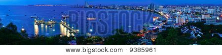 Notte vista panoramica della città di Pattaya, Thailandia