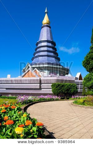 Pagoda con cielo blu. A Chiang Mai, Thailandia