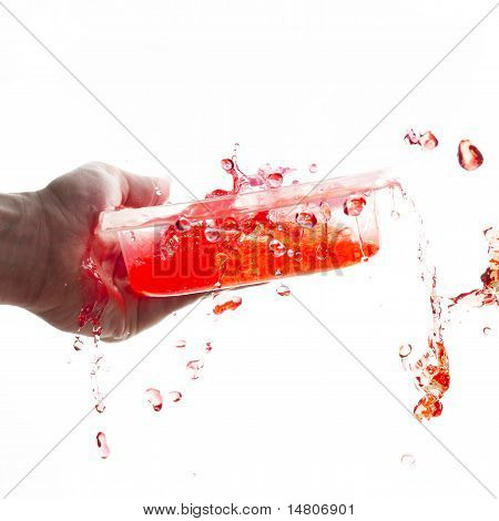 Acqua rossa che cade fuori la ciotola