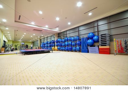 Clube de fitness com lente grande angular