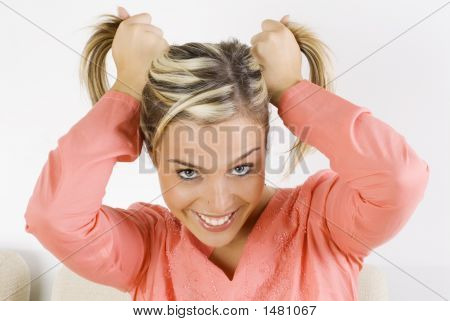 Fille blonde sur canapé