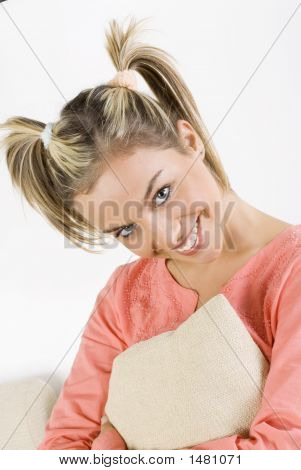 Fille blonde sur canapé