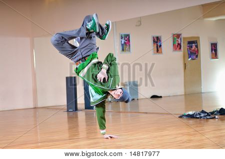 giovane, spettacolo di break dance in dance studio