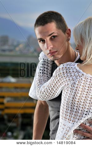 romantisk urban par dans på toppen af bulding