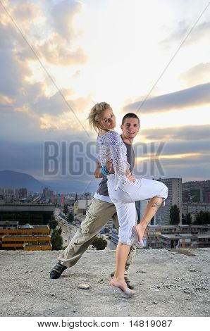 romantisk urban par dans på toppen af bulding