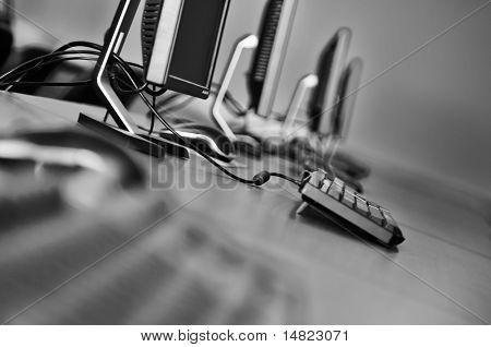 nuovo computer con monitor tft in Aula moderna a scuola