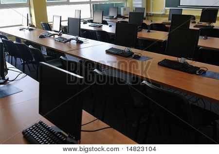 nuovo computer con monitor tft in Aula moderna a scuola