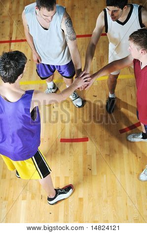 mand bal spelers team portret in hi-school sport gymbasket bal spelers team portret in hi-scho