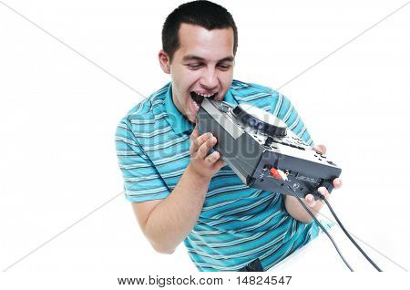 mladý dj muž se sluchátky a kompaktní disk dj zařízení