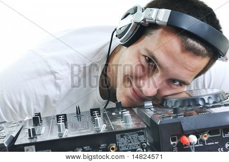 mladý dj muž se sluchátky a kompaktní disk dj zařízení