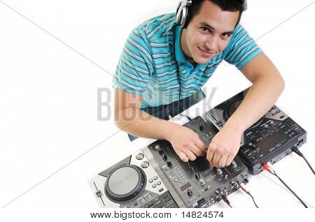 mladý dj muž se sluchátky a kompaktní disk dj zařízení