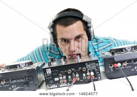 mladý dj muž se sluchátky a kompaktní disk dj zařízení