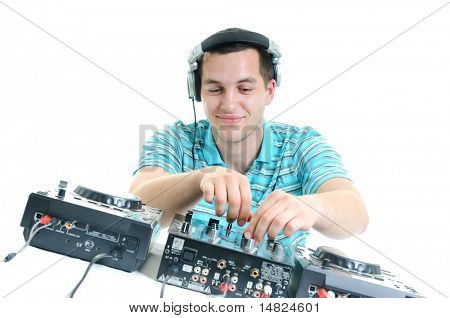mladý dj muž se sluchátky a kompaktní disk dj zařízení