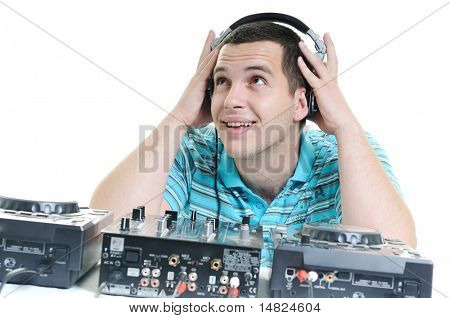 mladý dj muž se sluchátky a kompaktní disk dj zařízení