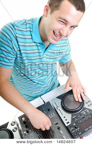mladý dj muž se sluchátky a kompaktní disk dj zařízení