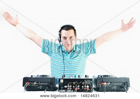 mladý dj muž se sluchátky a kompaktní disk dj zařízení