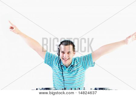 mladý dj muž se sluchátky a kompaktní disk dj zařízení