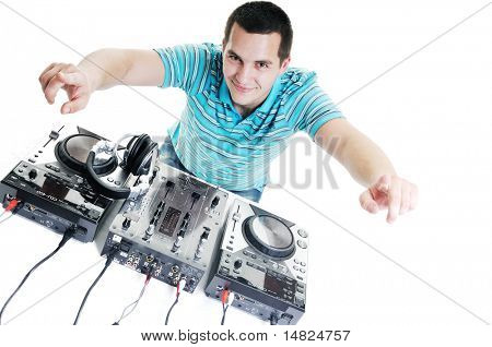 mladý dj muž se sluchátky a kompaktní disk dj zařízení